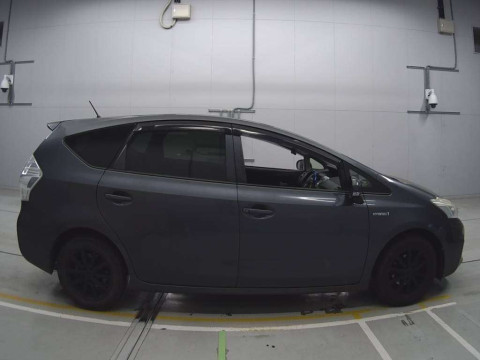 2013 Toyota Prius alpha ZVW41W[1]