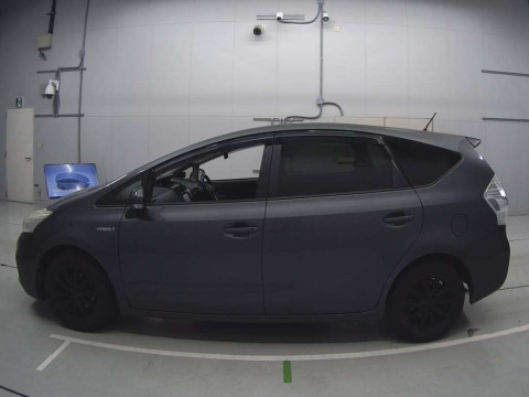 2013 Toyota Prius alpha ZVW41W[2]