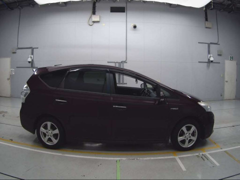 2014 Toyota Prius alpha ZVW40W[1]