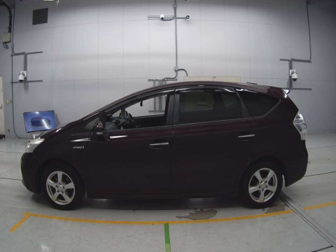 2014 Toyota Prius alpha ZVW40W[2]