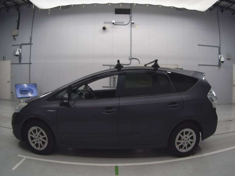 2014 Toyota Prius alpha ZVW41W[2]