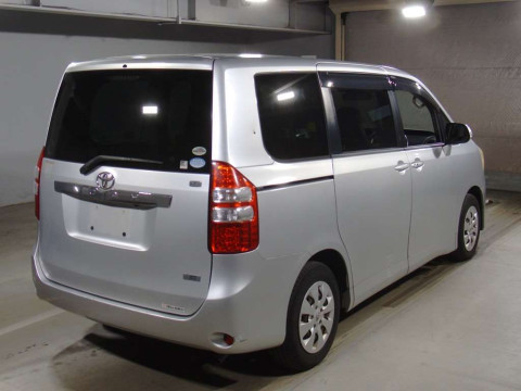 2010 Toyota Noah ZRR70G[1]