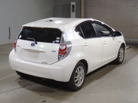 2014 Toyota Aqua NHP10[1]