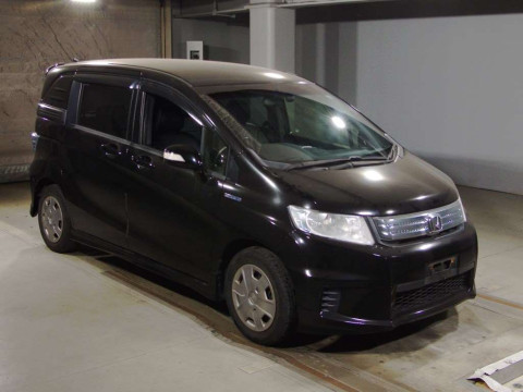 2013 Honda Freed spike hybrid GP3[2]