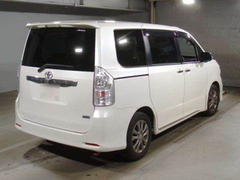 2011 Toyota Voxy ZRR70W[1]