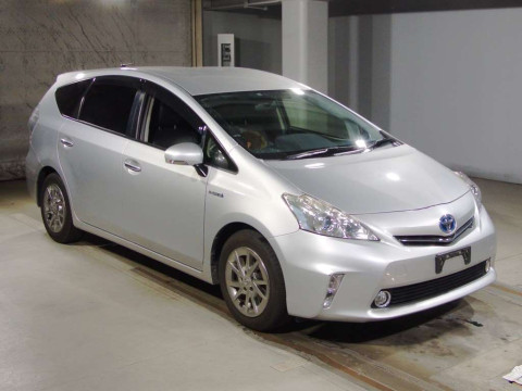 2014 Toyota Prius alpha ZVW41W[2]