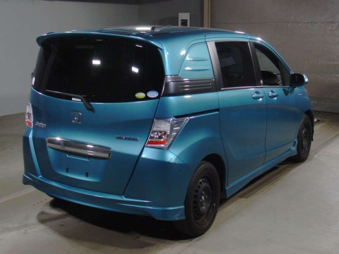 2011 Honda Freed spike hybrid GP3[1]