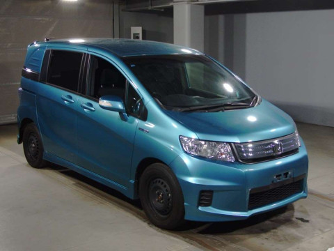 2011 Honda Freed spike hybrid GP3[2]