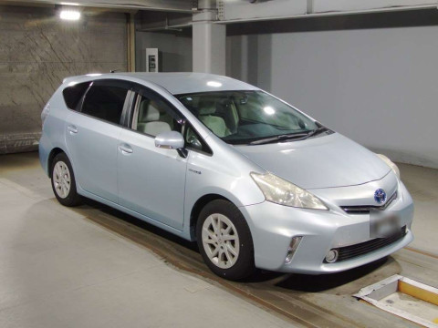 2012 Toyota Prius alpha ZVW41W[2]