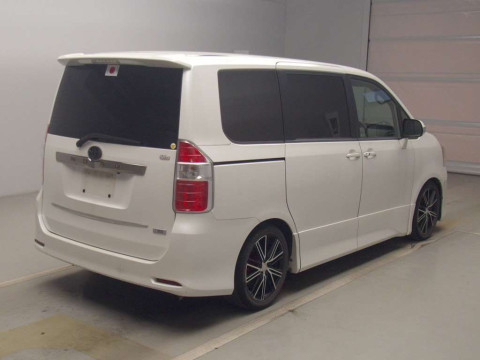 2007 Toyota Noah ZRR70W[1]