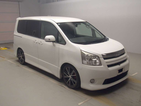 2007 Toyota Noah ZRR70W[2]