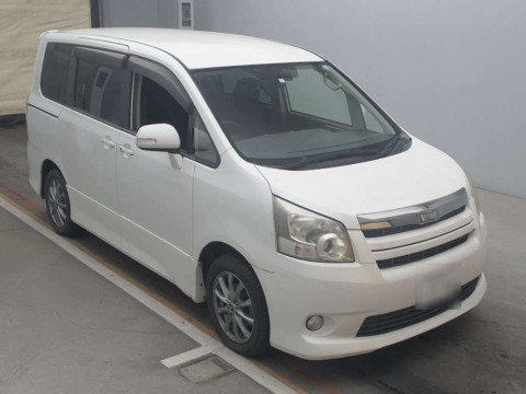 2008 Toyota Voxy ZRR70W[2]