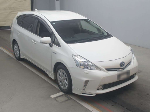 2011 Toyota Prius alpha ZVW41W[2]