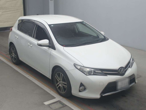 2013 Toyota Auris ZRE186H[2]