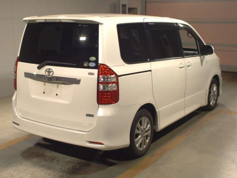 2013 Toyota Noah ZRR70W[1]