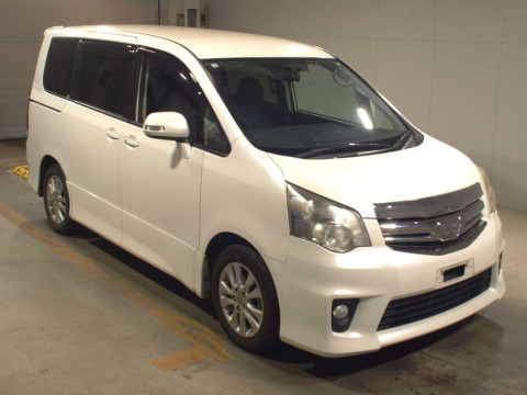 2013 Toyota Noah ZRR70W[2]