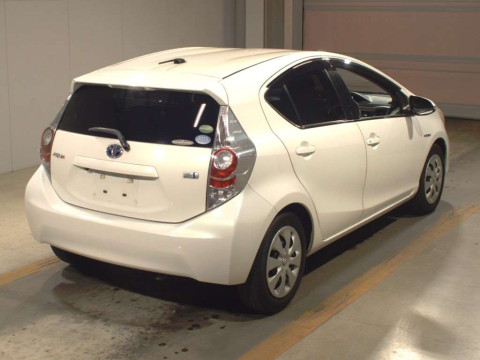 2012 Toyota Aqua NHP10[1]