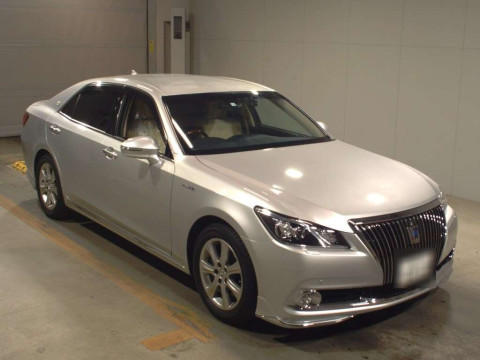 2014 Toyota Crown Majesta GWS214[2]