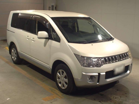 2013 Mitsubishi Delica D5 CV2W[2]