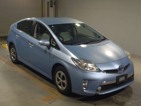 2013 Toyota Prius PHV ZVW35[2]