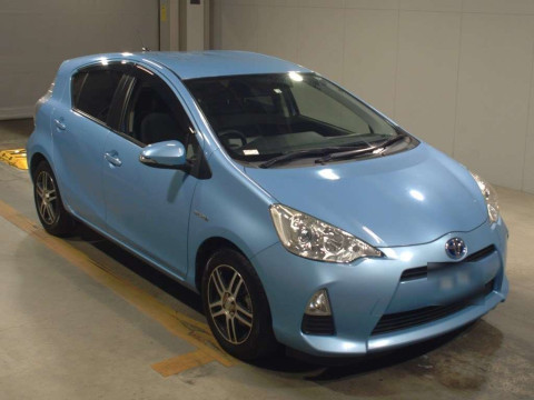 2014 Toyota Aqua NHP10[2]