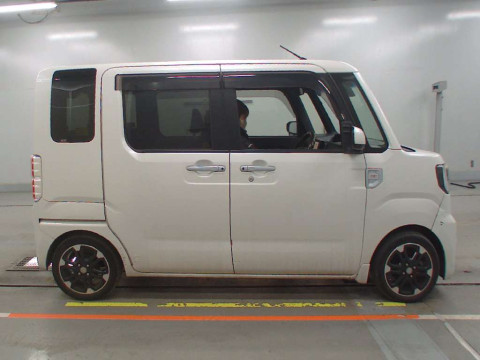 2016 Daihatsu Wake LA700S[2]