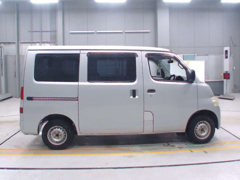 2011 Toyota Liteace Van S412M[2]