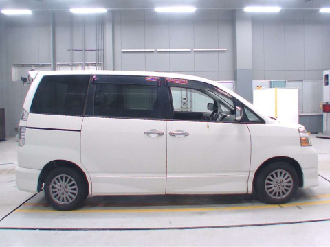 2007 Toyota Voxy AZR60G[2]