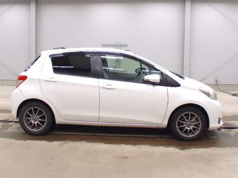 2011 Toyota Vitz NCP131[2]