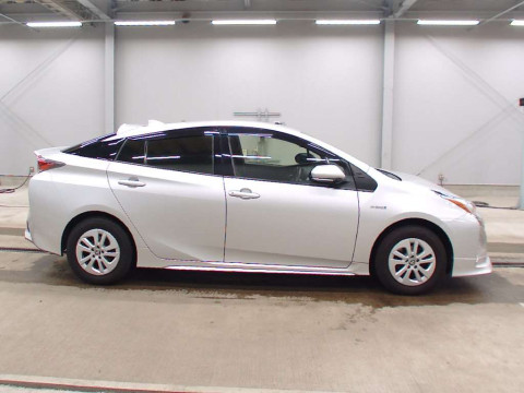 2015 Toyota Prius ZVW55[2]