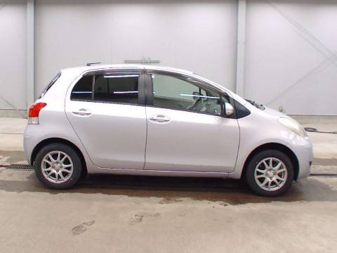 2010 Toyota Vitz SCP90[2]