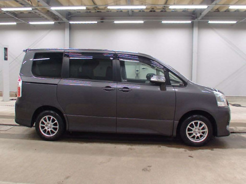 2008 Toyota Noah ZRR70W[2]