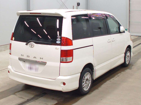 2005 Toyota Noah AZR65G[1]