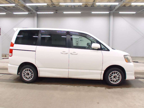 2005 Toyota Noah AZR65G[2]