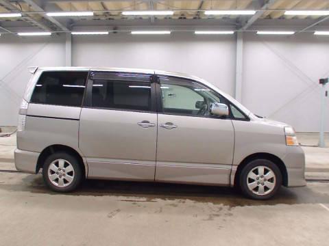 2006 Toyota Voxy AZR65G[2]