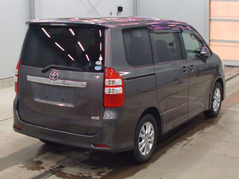 2011 Toyota Noah ZRR75W[1]