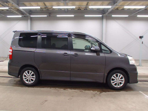 2011 Toyota Noah ZRR75W[2]