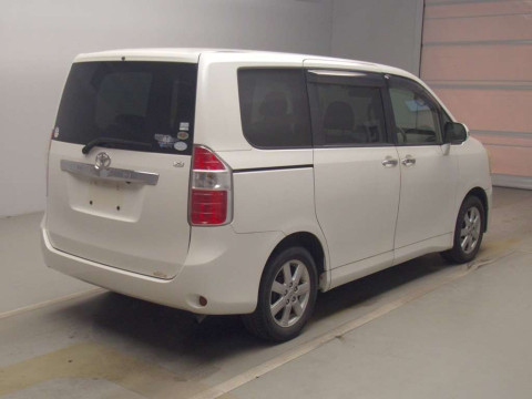 2010 Toyota Noah ZRR70G[1]