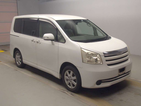 2010 Toyota Noah ZRR70G[2]