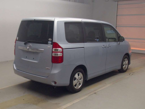 2010 Toyota Noah ZRR70G[1]