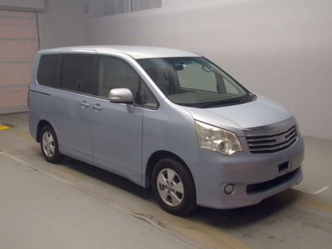 2010 Toyota Noah ZRR70G[2]