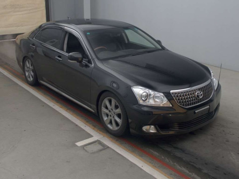 2011 Toyota Crown Majesta URS206[2]