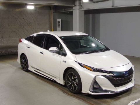 2017 Toyota Prius PHV ZVW52[2]