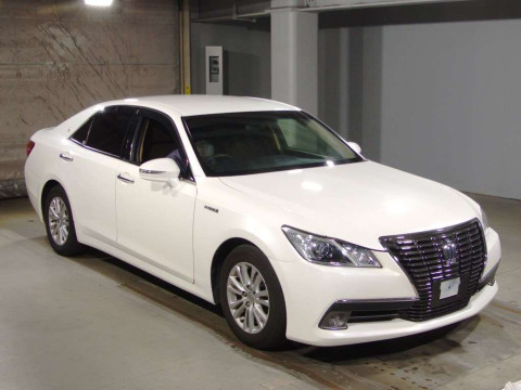 2013 Toyota Crown Hybrid AWS210[2]