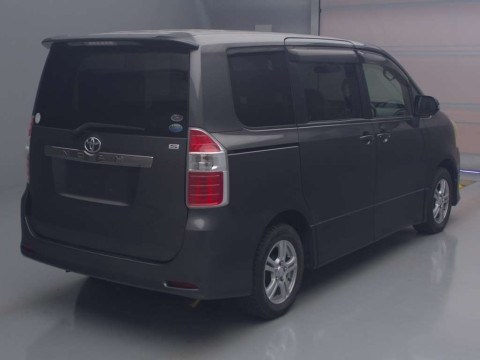 2010 Toyota Noah ZRR70W[1]