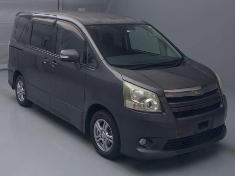 2010 Toyota Noah ZRR70W[2]