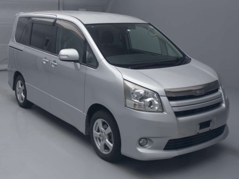 2008 Toyota Noah ZRR70W[2]