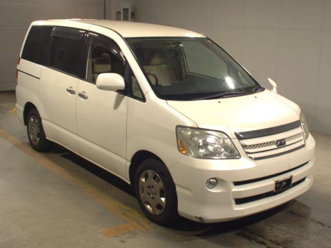 2006 Toyota Voxy AZR60G[2]