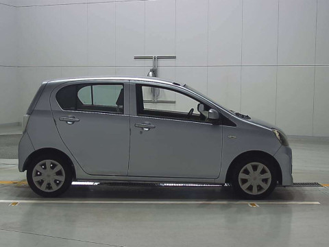 2014 Toyota Pixis Epoch LA300A[2]