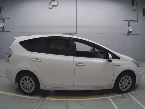 2011 Toyota Prius alpha ZVW41W[2]